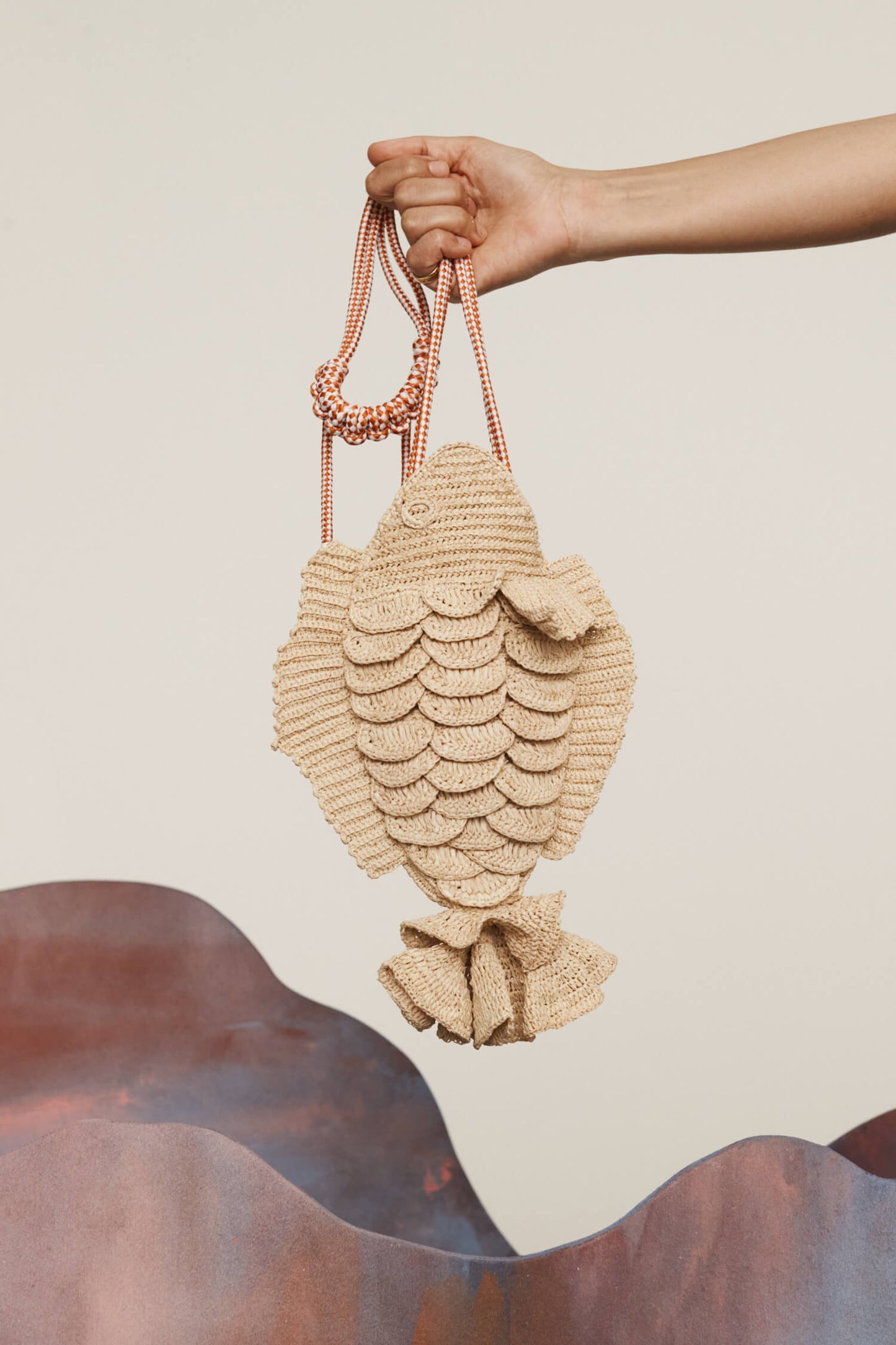 HORIZON RAFFIA FISH CROSSBODY