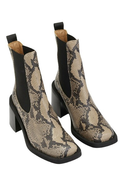 WIDE WELT SQUARED TOP HEELED CHELSEA BOOT