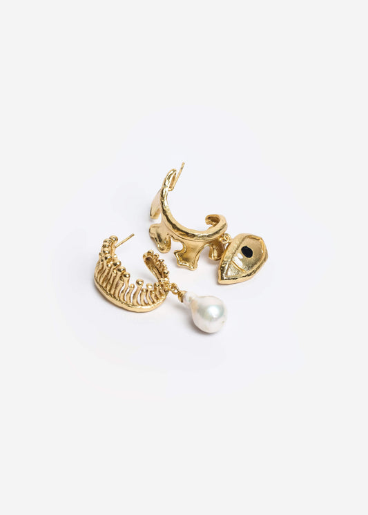 CLOSED EYES PEARL HOOPS