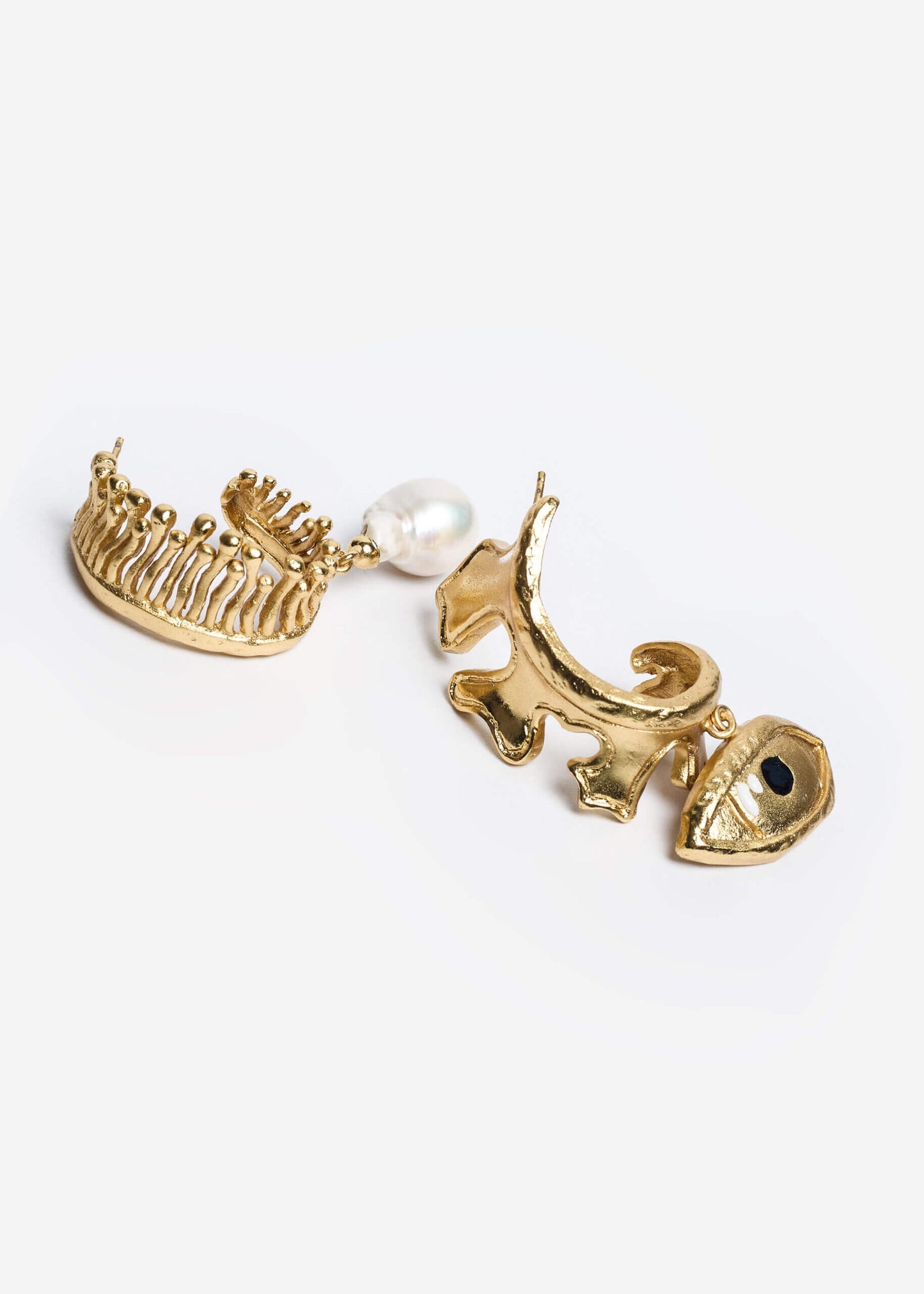 CLOSED EYES PEARL HOOPS