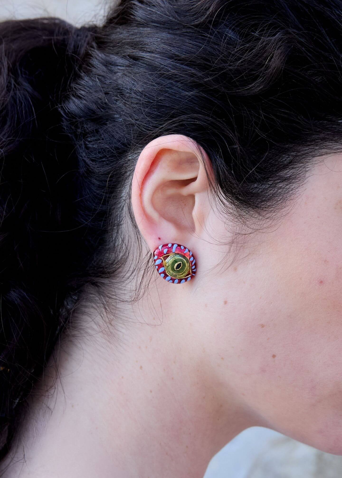 BURGUNDY MINI CAT EYE EARRINGS