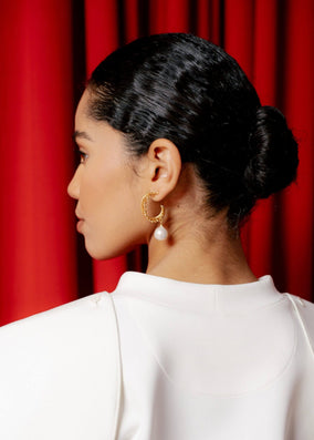 CLOSED EYES PEARL HOOPS