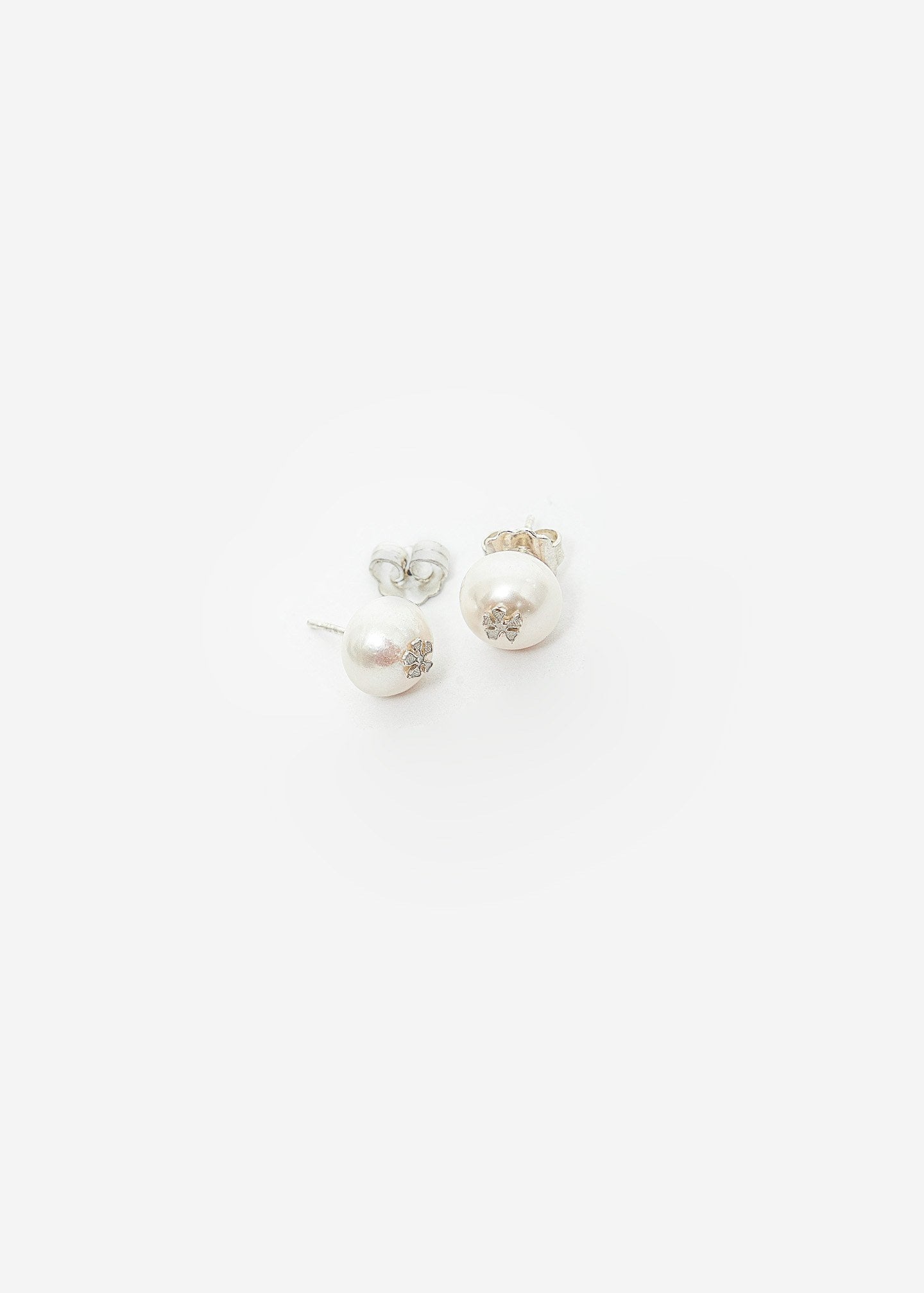 SILVER PEARL AURORA STUD