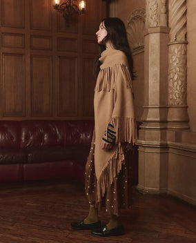 THE BIG SWEATER FRINGE SCARF IN CAMEL