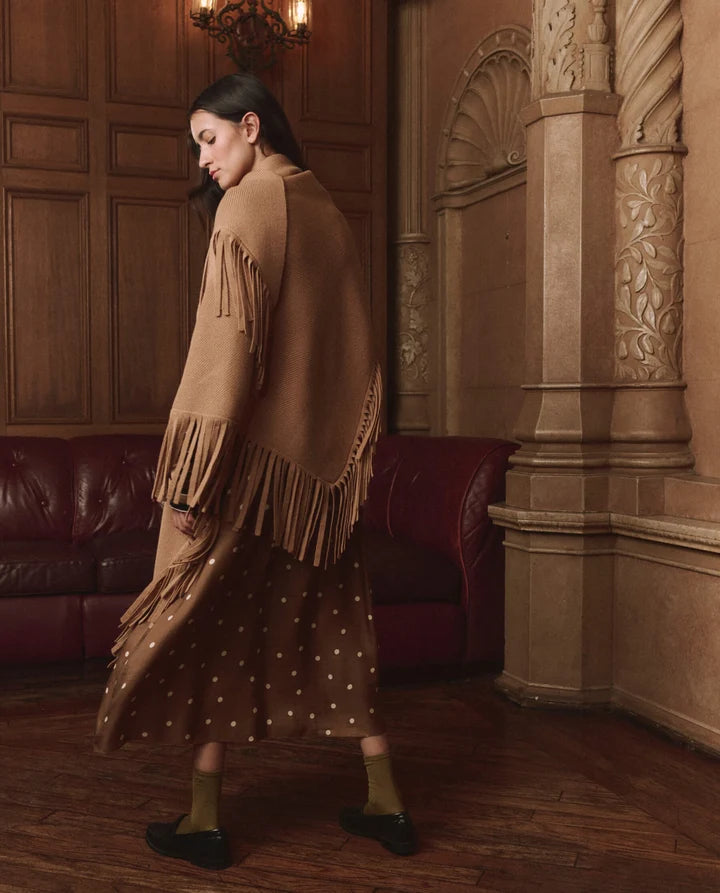 THE BIG SWEATER FRINGE SCARF IN CAMEL