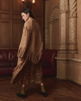 THE BIG SWEATER FRINGE SCARF IN CAMEL